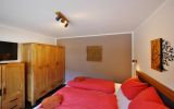 Upland Apartments/Fewo Waldgeist - Schlafzimmer mit TV