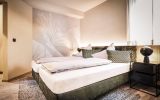 Schlafzimmer mit Doppelbett und TV - Villa Edelweiss*****