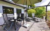 Terrasse mit Sitzgruppe und E-Grill